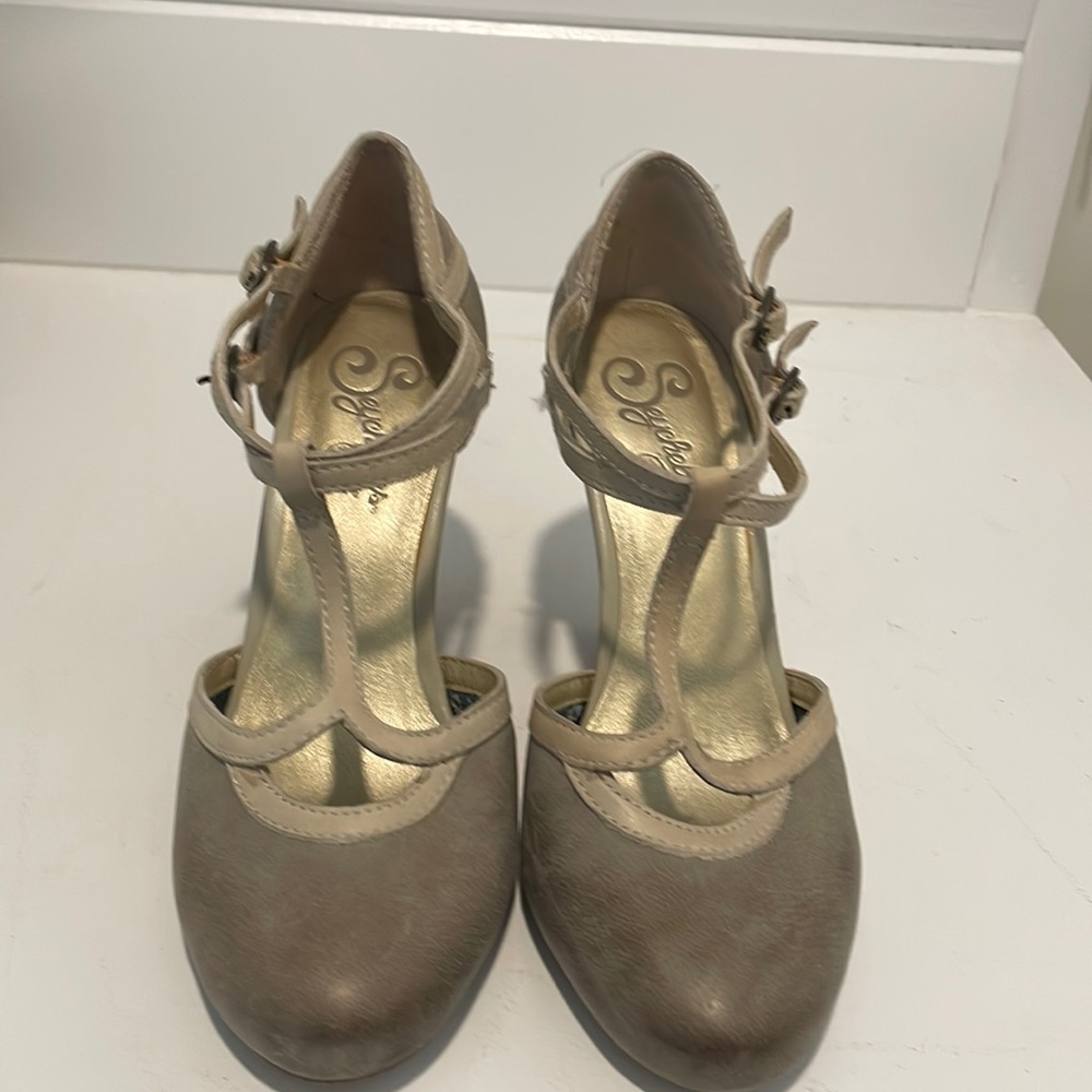 Seychelles heels. Super comfortable. Size 6